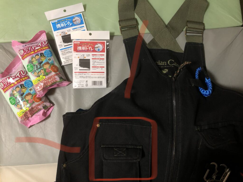 キャンプベストの右ポケットに入れているもの