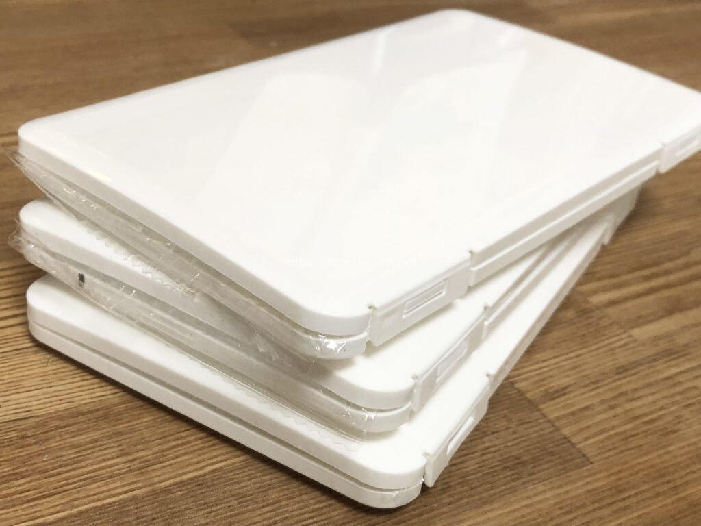 マスクケースで作ったFirstAidKitを３つ重ねた様子