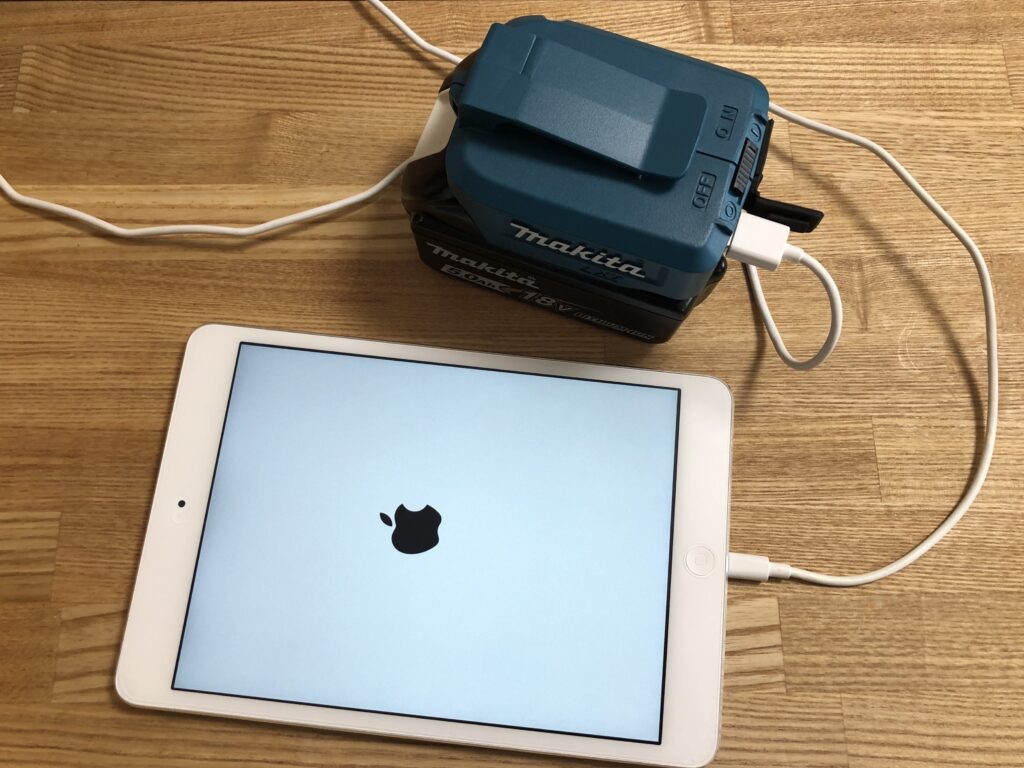 マキタのバッテリーにつないで起動中のiPadmini