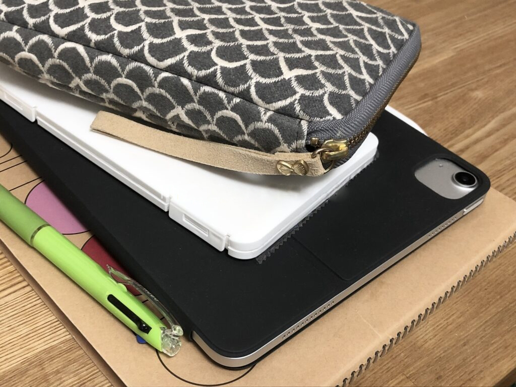 マスクケースを仕事道具と一緒に重ねた様子