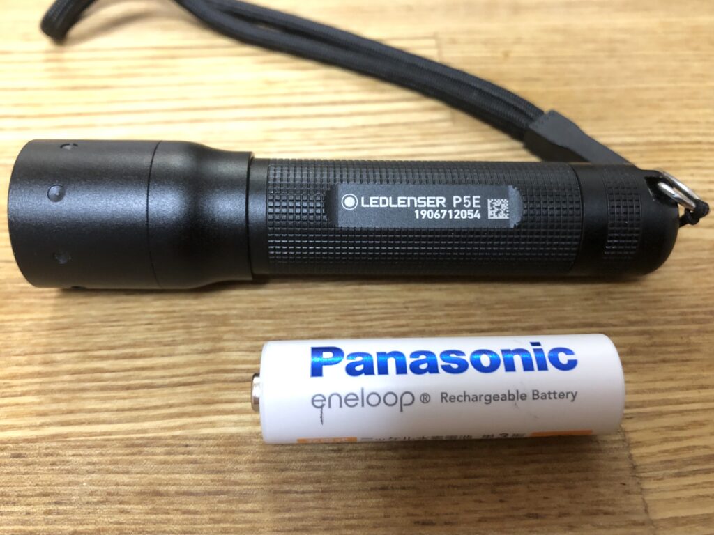 レッドレンザールP5Eとエネループの単3電池