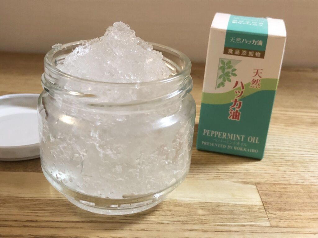 瓶に入れたNewsorbとハッカ油