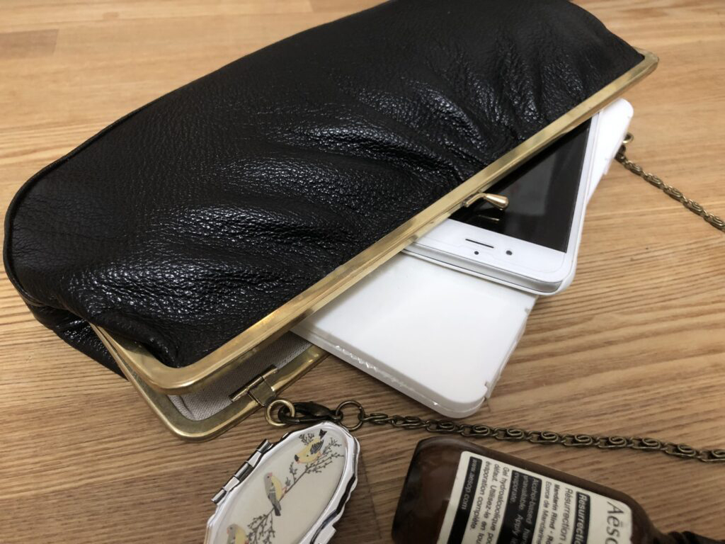 セリアのマスクケースは長財布が入るサイズの小さなクラッチバッグにもギリギリ入る