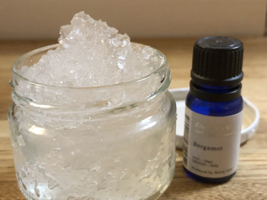 瓶に入れたNewsorbとアロマオイル（ベルガモット）