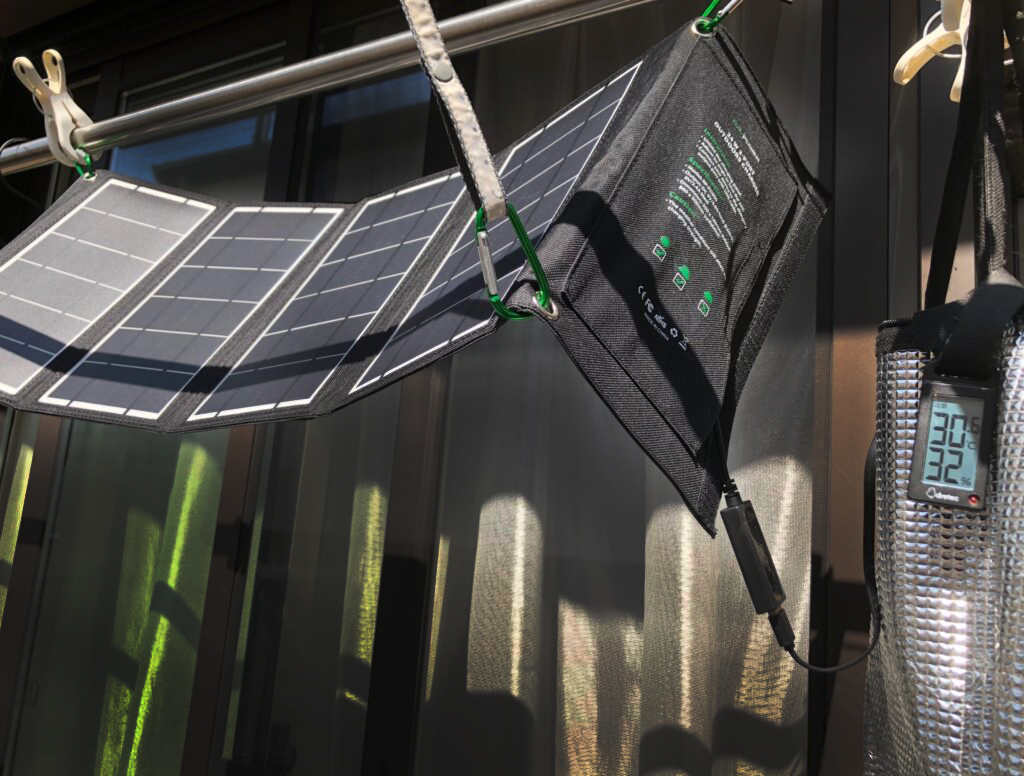 洗濯もののように吊り下げたソーラーチャージャーRP-PC005