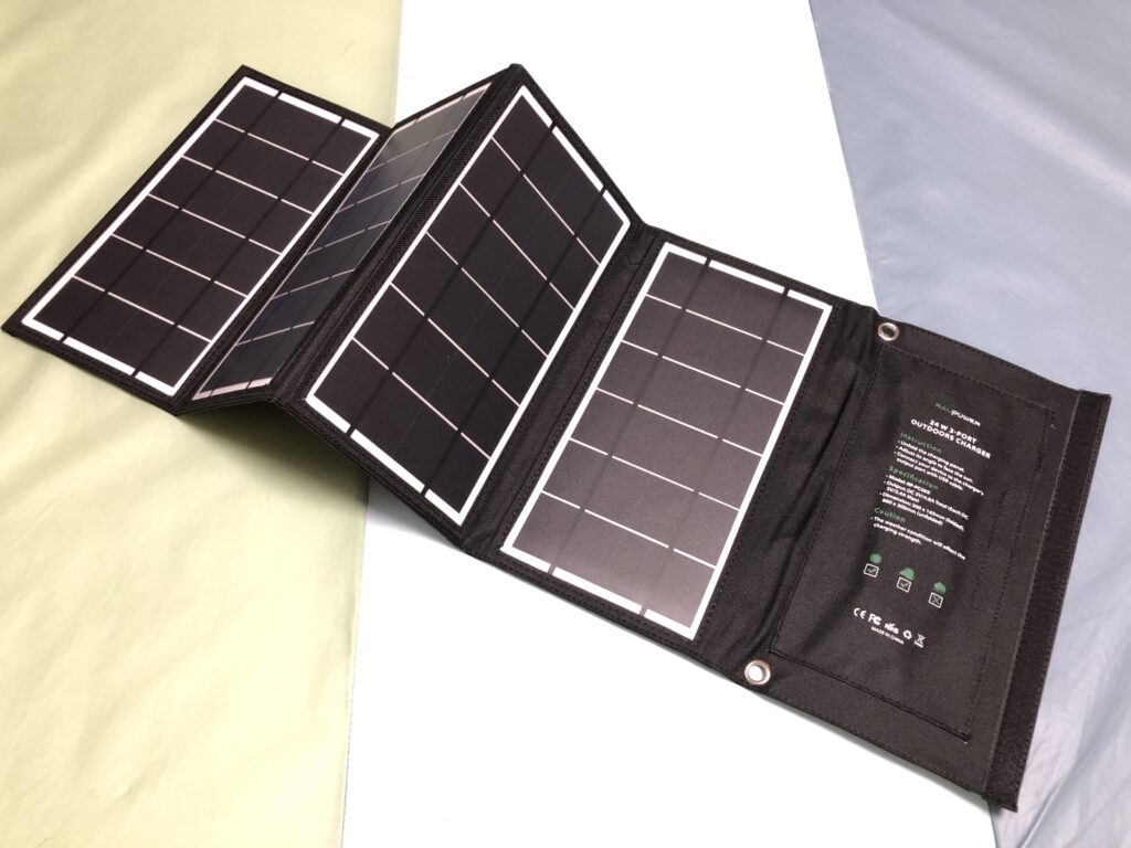 RAV Power24Wソーラーチャージャーを広げたところ