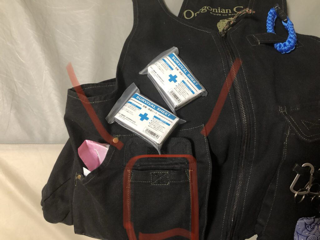 右ポケットに重ねて付いているポケットに入れるもの