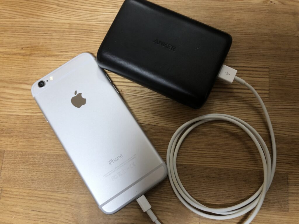 Anker Powercore15000ReduxモバイルバッテリーとiPhone
