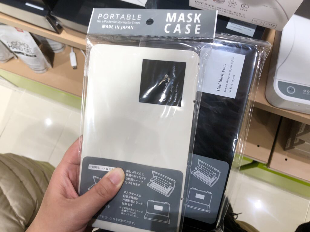 ３coinsのマスクケースは白黒２色