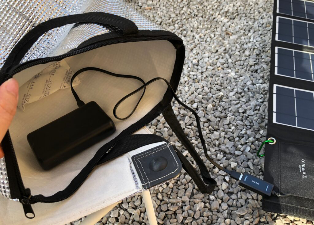 保冷バッグに入れたAnkerのモバイルバッテリー