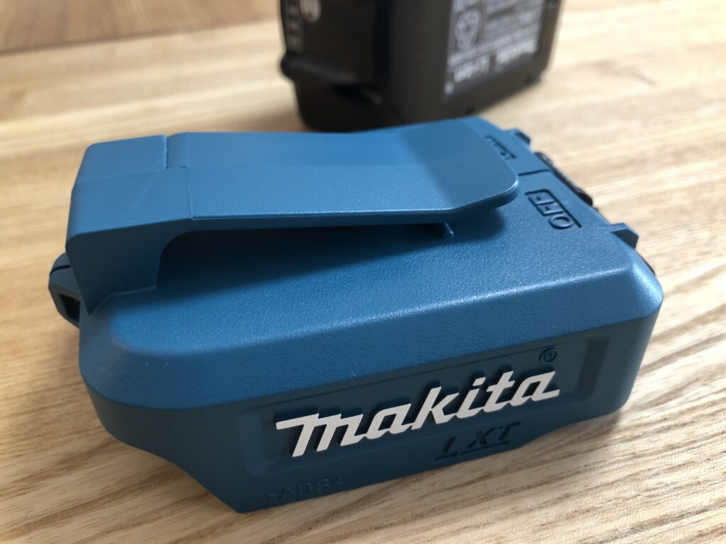 おなじみのグリーンにマキタの白いロゴが映えるUSB本体