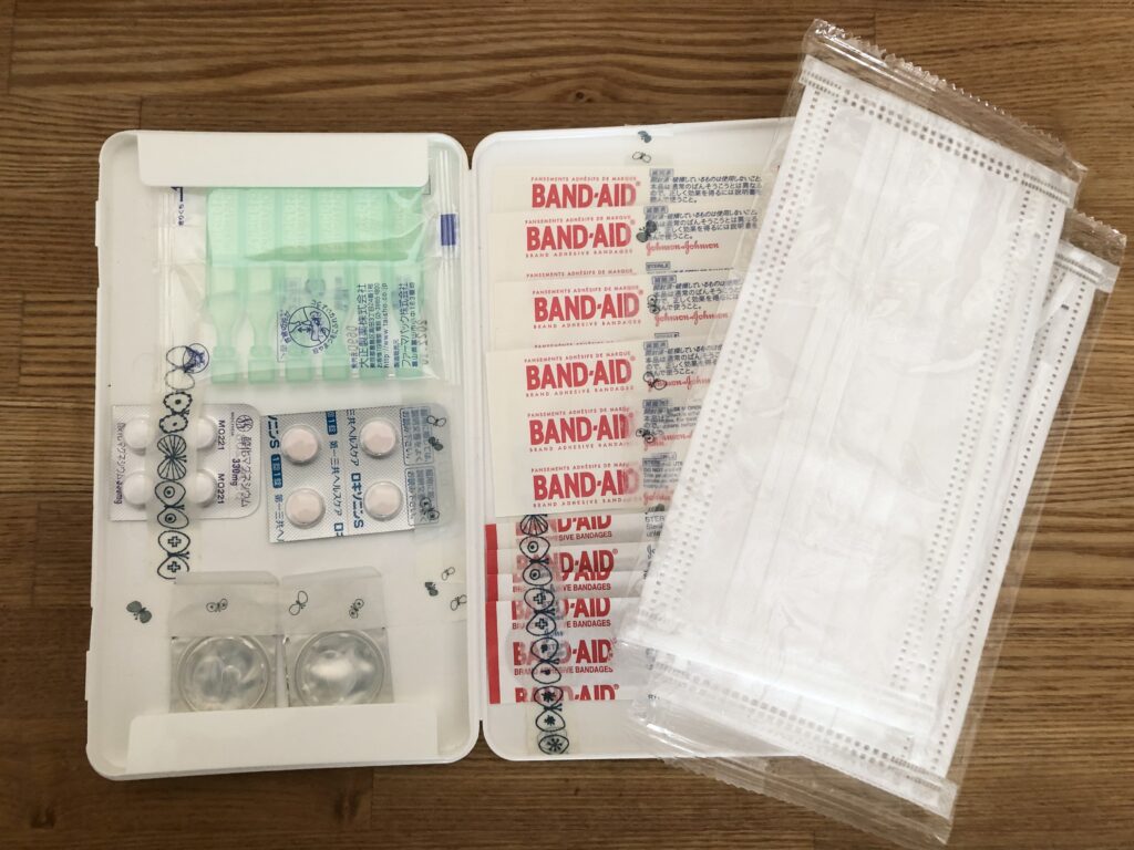 セリアのマスクケースで作ったコンパクトな救急箱