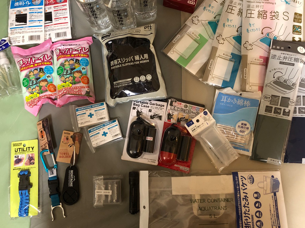 自作防災ベスト用に揃えた防災アイテムたち