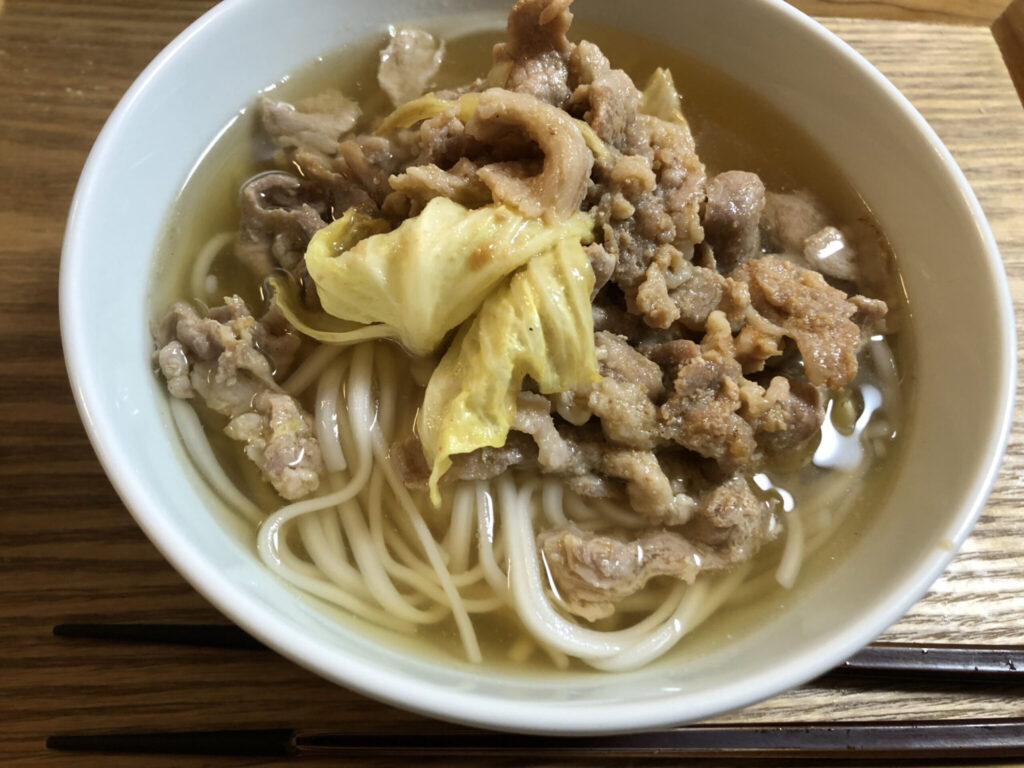 米粉うどんで作った豚みそ野菜炒めのせラーメン