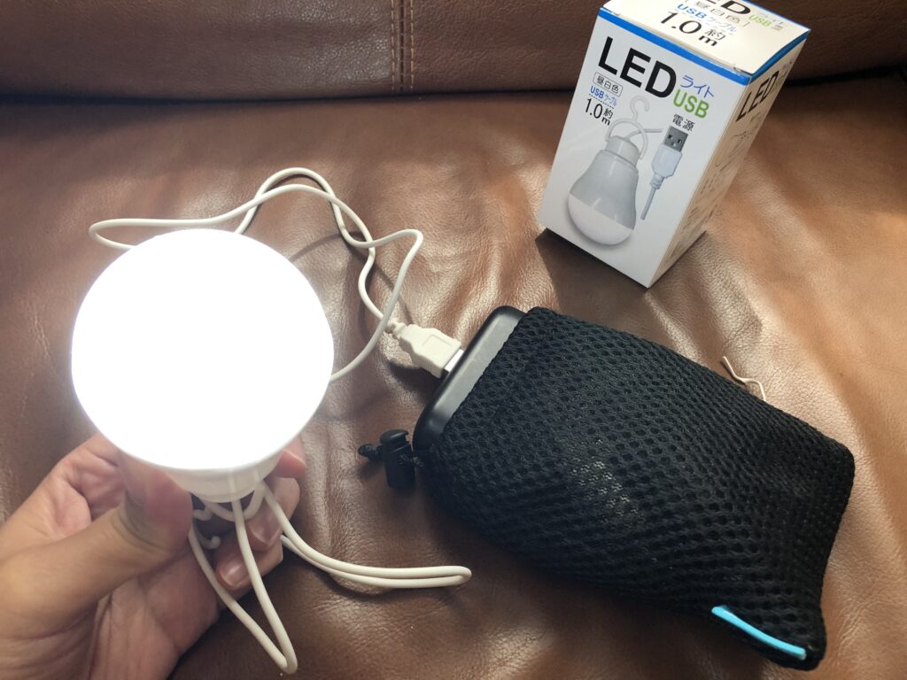 キャンドゥのLED電球をAnkerのモバイルバッテリーに繋いで点灯
