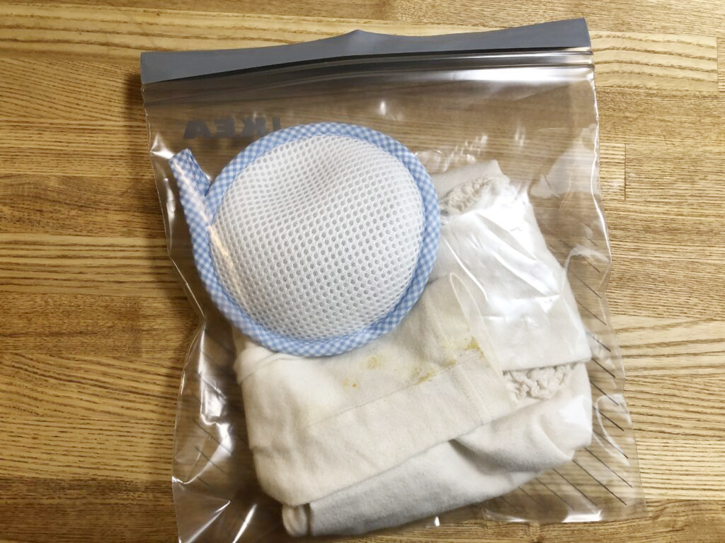 洗濯したい服と洗濯マグちゃんをIKEAのジップバッグに入れる
