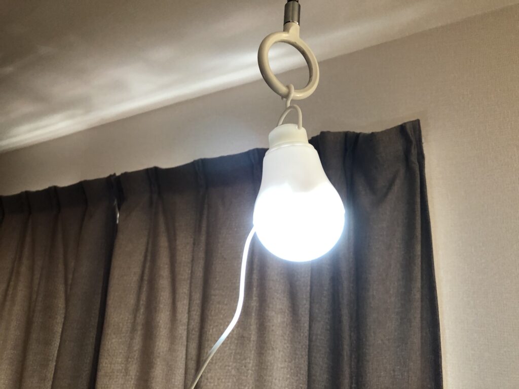キャンドゥのLED電球を吊り下げた様子