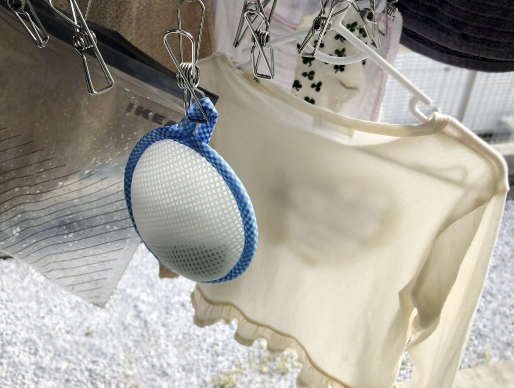 ジップバッグやマグちゃんと一緒に天日干し